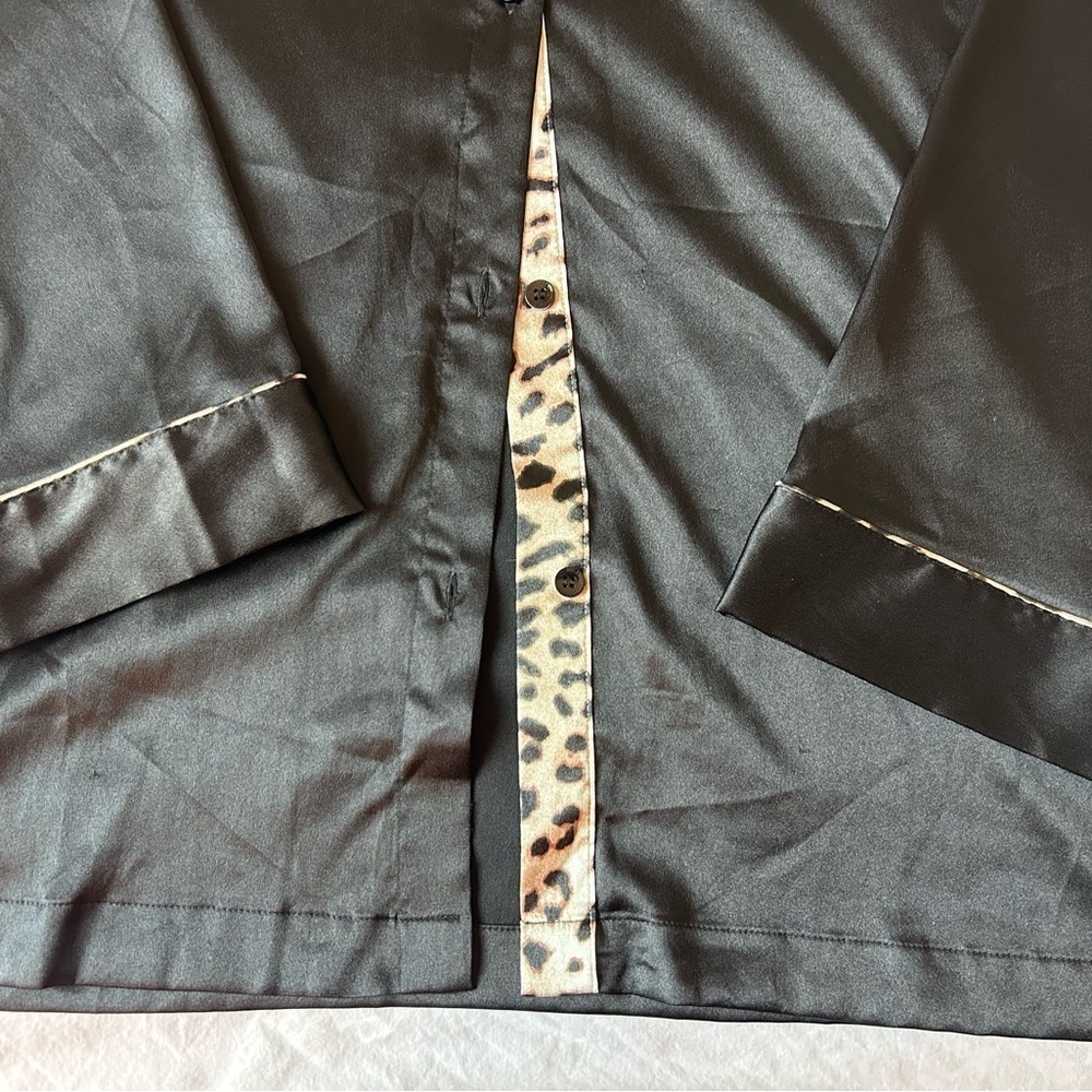 Victoria secret button up long sleeve night shirt 
With cheetah print lining - Picture 4 of 8